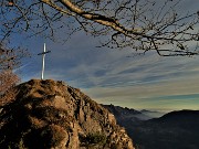 73 Il cocuzzolo roccioso con la croce baciato dal sole che volge al tramonto